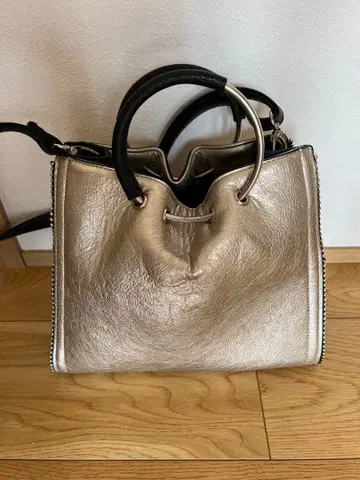 메탈릭 실버 가죽 숄더백