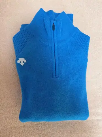 파란색 하이넥 니트 의류