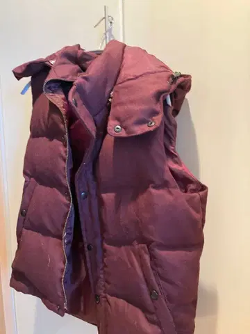 와인 레드 다운 베스트 후드 부착