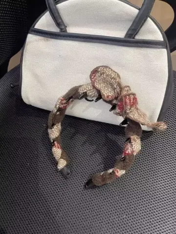 스파이크 포함 브라운 땋은 헤어밴드