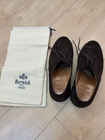 Berwick 1707 다크 브라운 스웨이드 로퍼