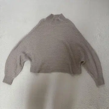 새상품 UNTITLED 하이넥 크롭 니트