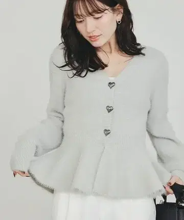 PICCIN PERLA 하트 버튼 페플럼 샤기 가디건