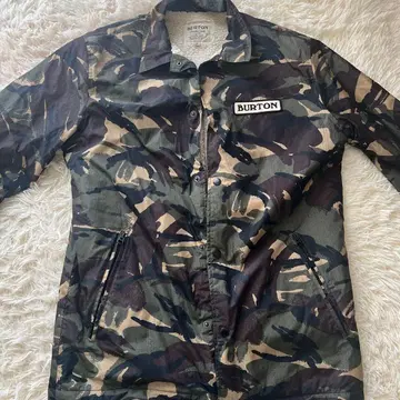 BURTON 카모플라쥬 자켓 M 사이즈