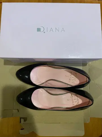 새상품급 DIANA 블랙 에나멜 펌프스 우천 겸용