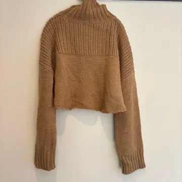 새상품 Riu 베이지 하이넥 크롭 스웨터