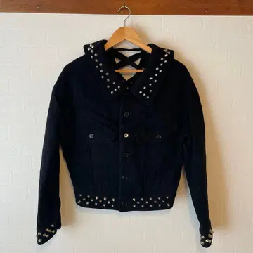 스터드 장식 블랙 크롭 자켓
