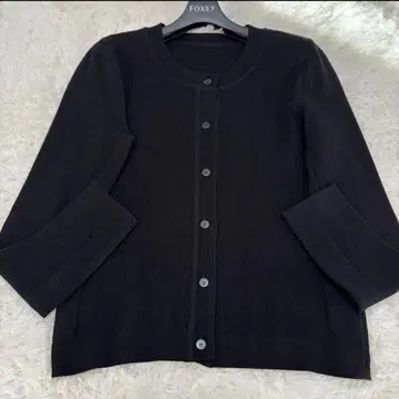 FOXEY 폭시 CRISPY cardigan 크루넥 로고 버튼