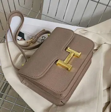 베이지 숄더백 골드 금장 장식