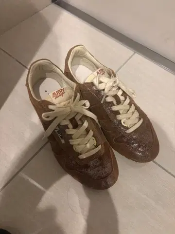 AUTRY 브라운 스웨이드 스니커즈