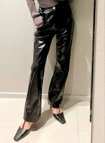 [ GYDA ] 인조 가죽 프론트 턱 스트레이트 팬츠