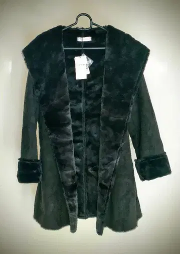 세실 맥비 후드 부착 블랙 인조 모피 무스탕 코트