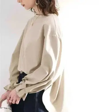 베이지 긴팔 벌룬 슬리브 상의