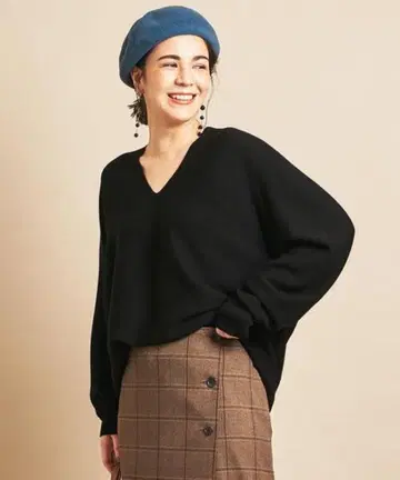 새상품급 뷰티앤유스 백 볼륨 V넥 니트 블랙