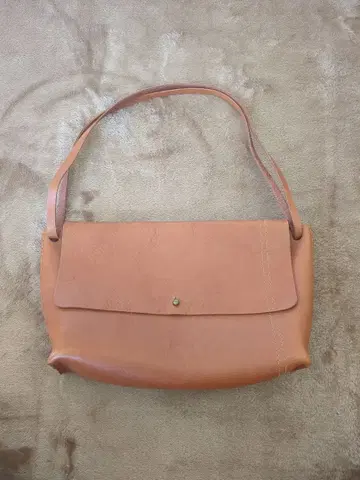 베이지 가죽 숄더백