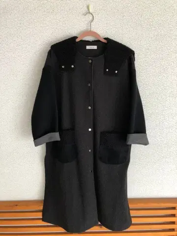 후드 부착 다크 그레이 롱 코트