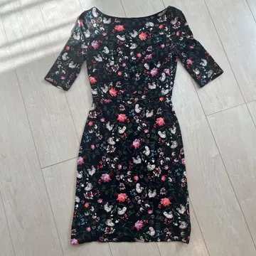 꽃무늬 타이트 핏 반팔 원피스