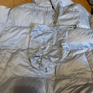 유니클로 울트라 라이트 다운 라이트 블루 실버 M 사이즈 주머니 포함