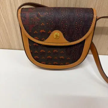 브라운 계열 가죽 숄더백