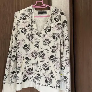 Xfrm 스컬 패턴 스터드 부착 후드티