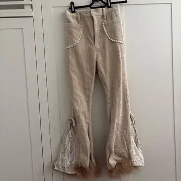 Swankiss 베이지 플레어 팬츠 펄 장식 퍼 포함