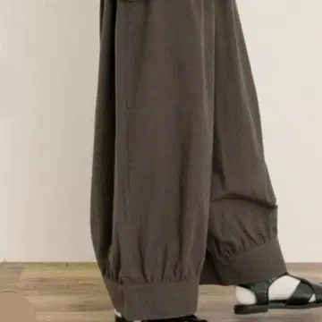 사만사 모스모스 밑단 절개 개더 팬츠 (차콜)