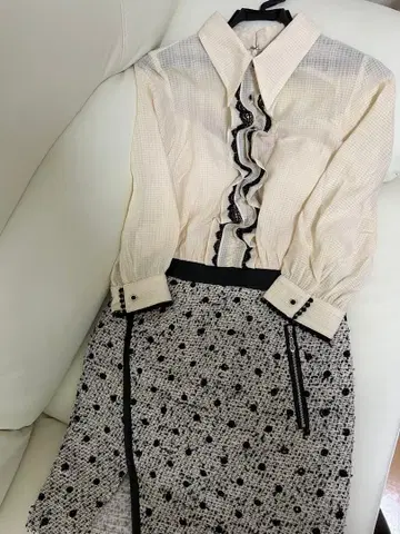 소브레 아이보리 와 블랙 프릴 드레스 세트