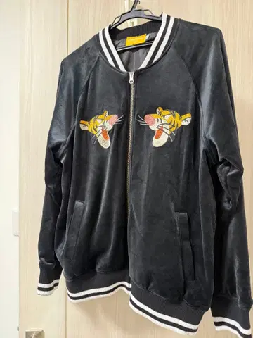 도쿄 디즈니 리조트 Tigger 봄버 자켓 L