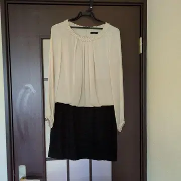 AVE 크림색과 블랙 원피스