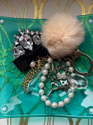 퍼와 크리스탈 장식의 키링