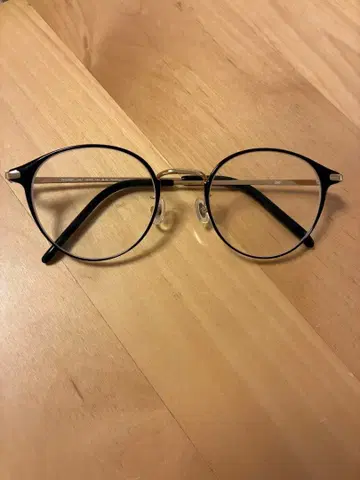 중안부 단축 안경 블랙 프레임