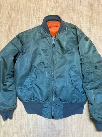 알파 인더스트리즈 MA-1 플라이트 자켓