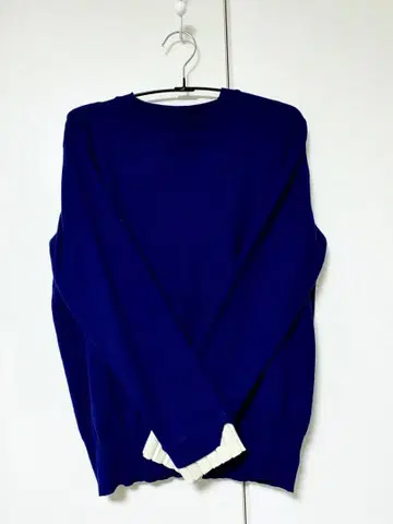 긴팔 니트 스웨터 네이비 프릴 소매 배불뚝이 배 펑퍼짐 실루엣