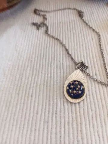 드롭형 파란 장식 목걸이