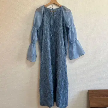 프릴 달린 라이트 블루 롱 원피스