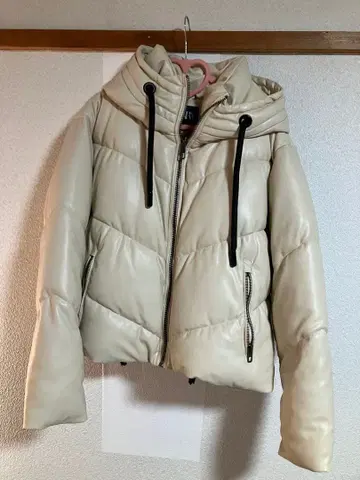 ZARA 크림색 다운 자켓