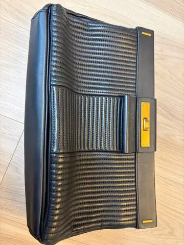 [ Marc by Marc Jacobs ] 블랙 클러치백