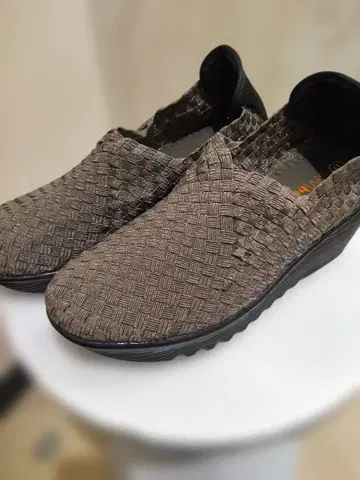 브라운 계열 뜨개질 디자인 스니커즈