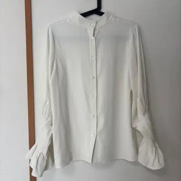 HARE 화이트 플레어 슬리브 셔츠