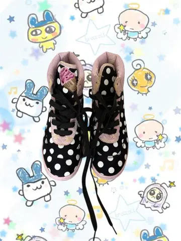 물방울 패턴의 하이컷 스니커즈