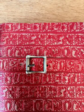 가죽 벨트 빨간색 & 골드 그리스 부조풍 디자인