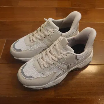 하아츄 핸즈프리 스니커즈 아이보리 23.5cm