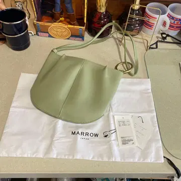 새상품급 MARROW 마로우 링 크래들 카우 가죽 핸드백