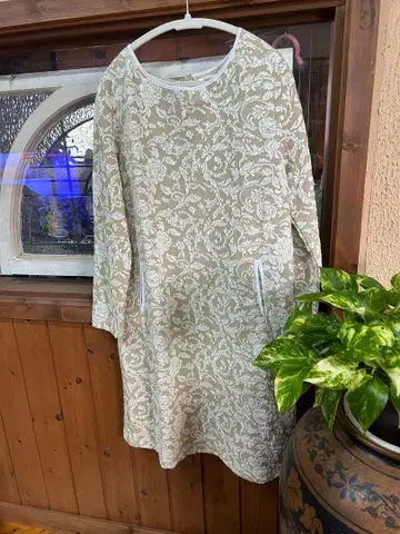 [새상품] PART2 꽃무늬 긴팔 무릎 기장 원피스 베이지 계열