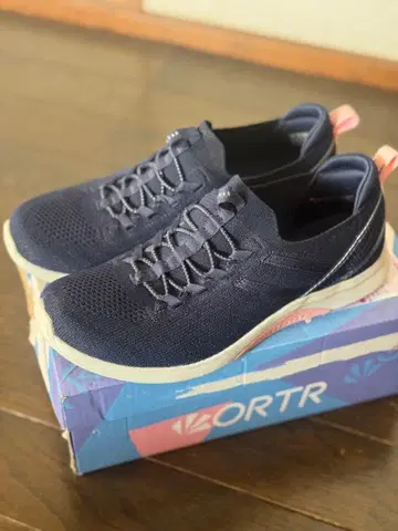 SKECHERS 네이비 슬립온 스니커즈