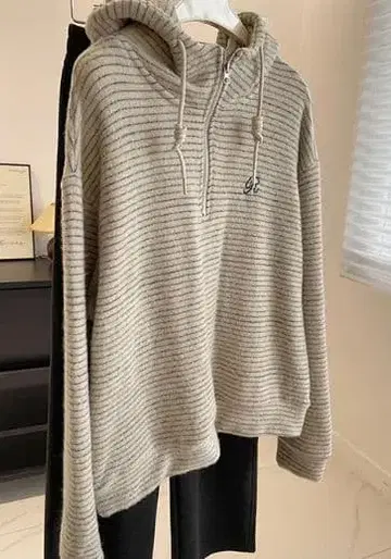 후드 부착 스트라이프 스웨터