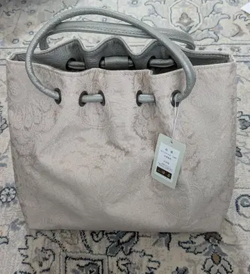 핑크 베이지 계열의 일본 의류 백