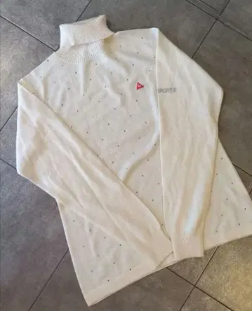미사용 새상품 LE COQ SPORTIF 큐빅 하이넥 스웨터 화이트