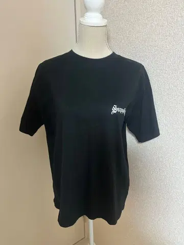 SUPPLIER 블랙 T셔츠 백 로고