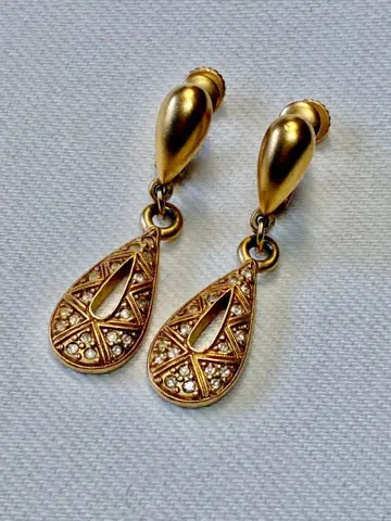 각인 빈티지 골드 큐빅 티어드롭 귀찌